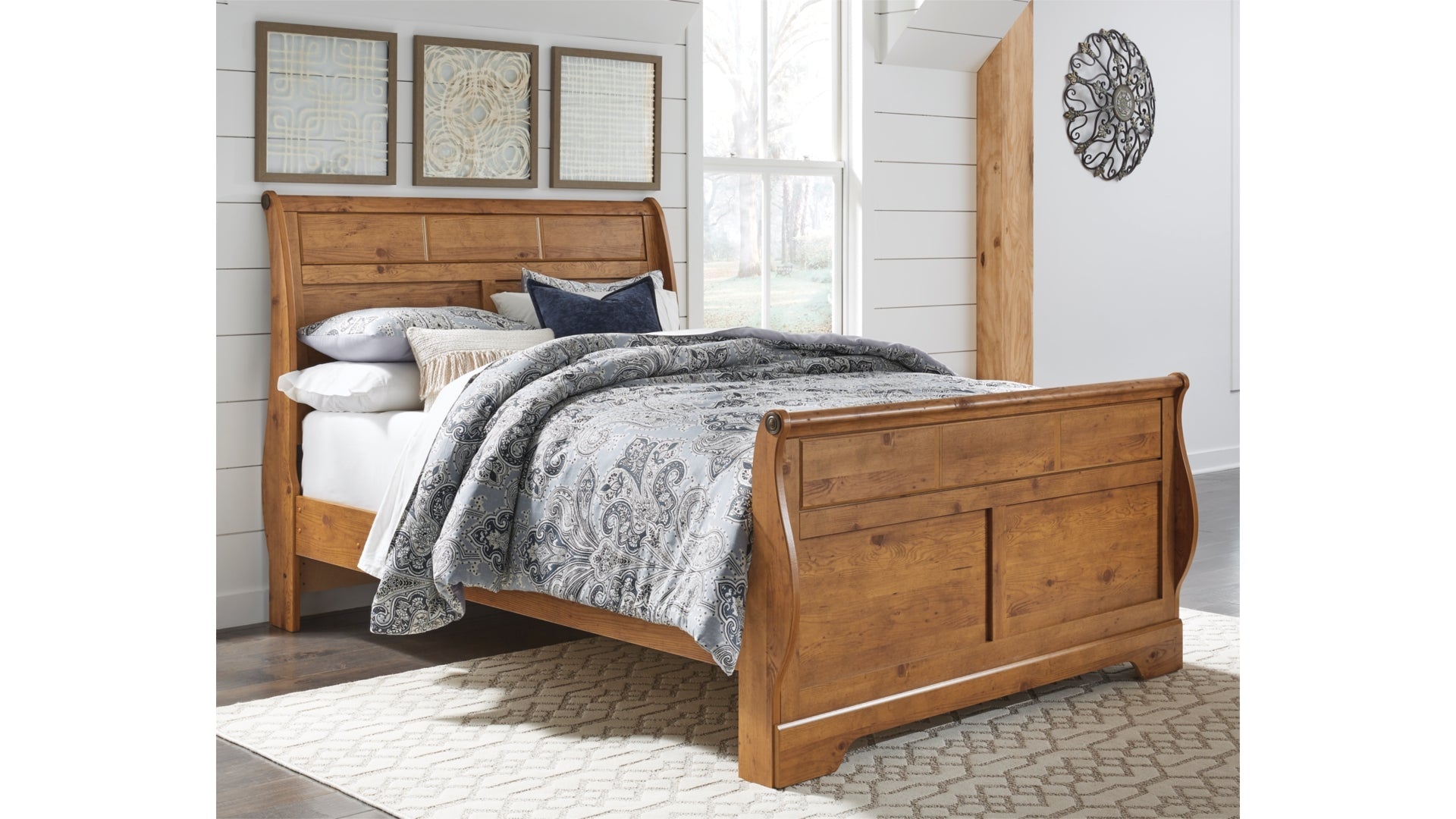 Bittersweet Queen Sleigh Bed with Dresser