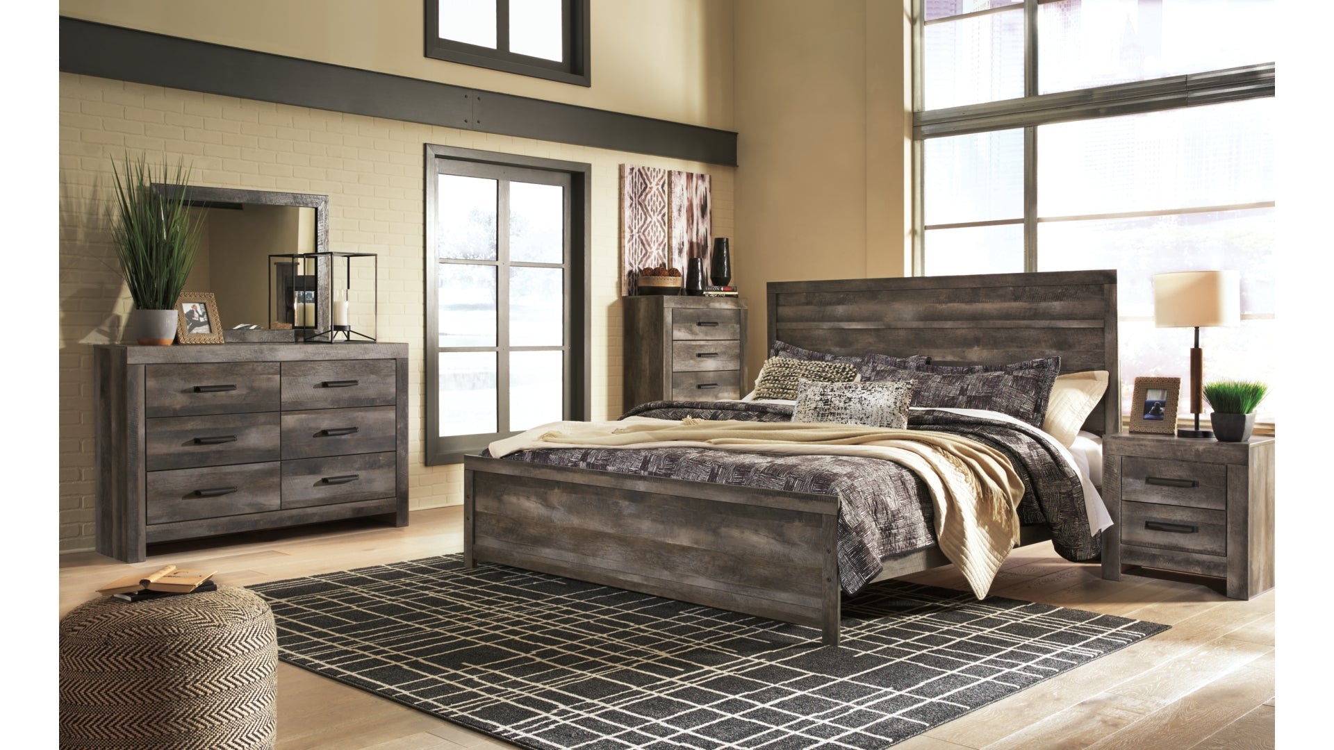 Wynnlow King Panel Bed with Mirrored Dresser and Chest