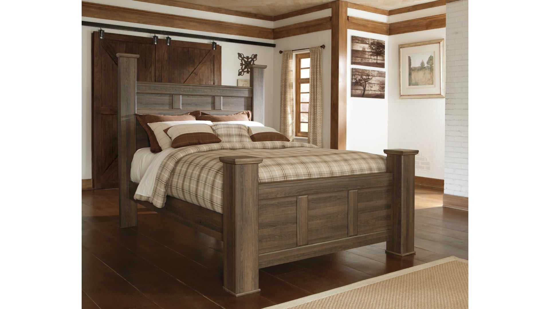 Juararo Queen Poster Bed with Dresser